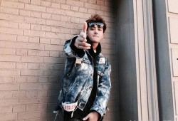 最新八卦爆料黄子韬,神秘女友身份引网友热议