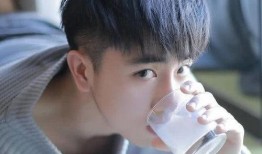 网红吃瓜男帅哥图片,网红吃瓜男帅哥的美食诱惑